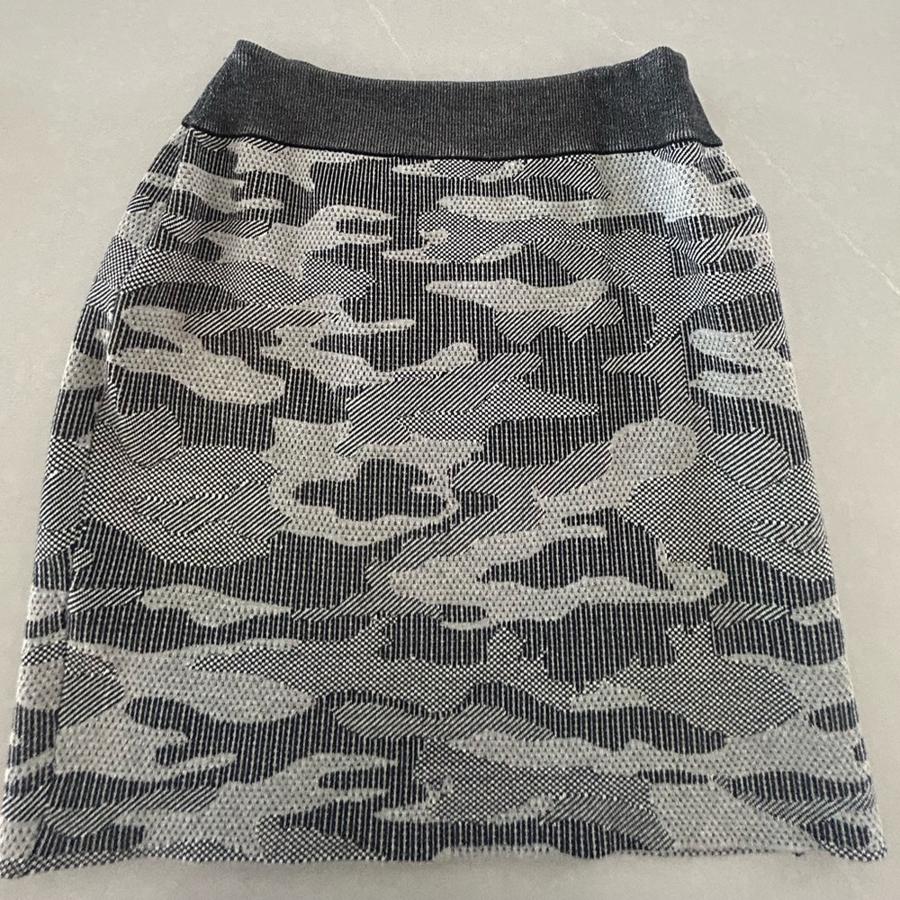 Tommy Hilfiger Black & Gray Camouflage Patterned Knit Mini Skirt W/Stripe Detail